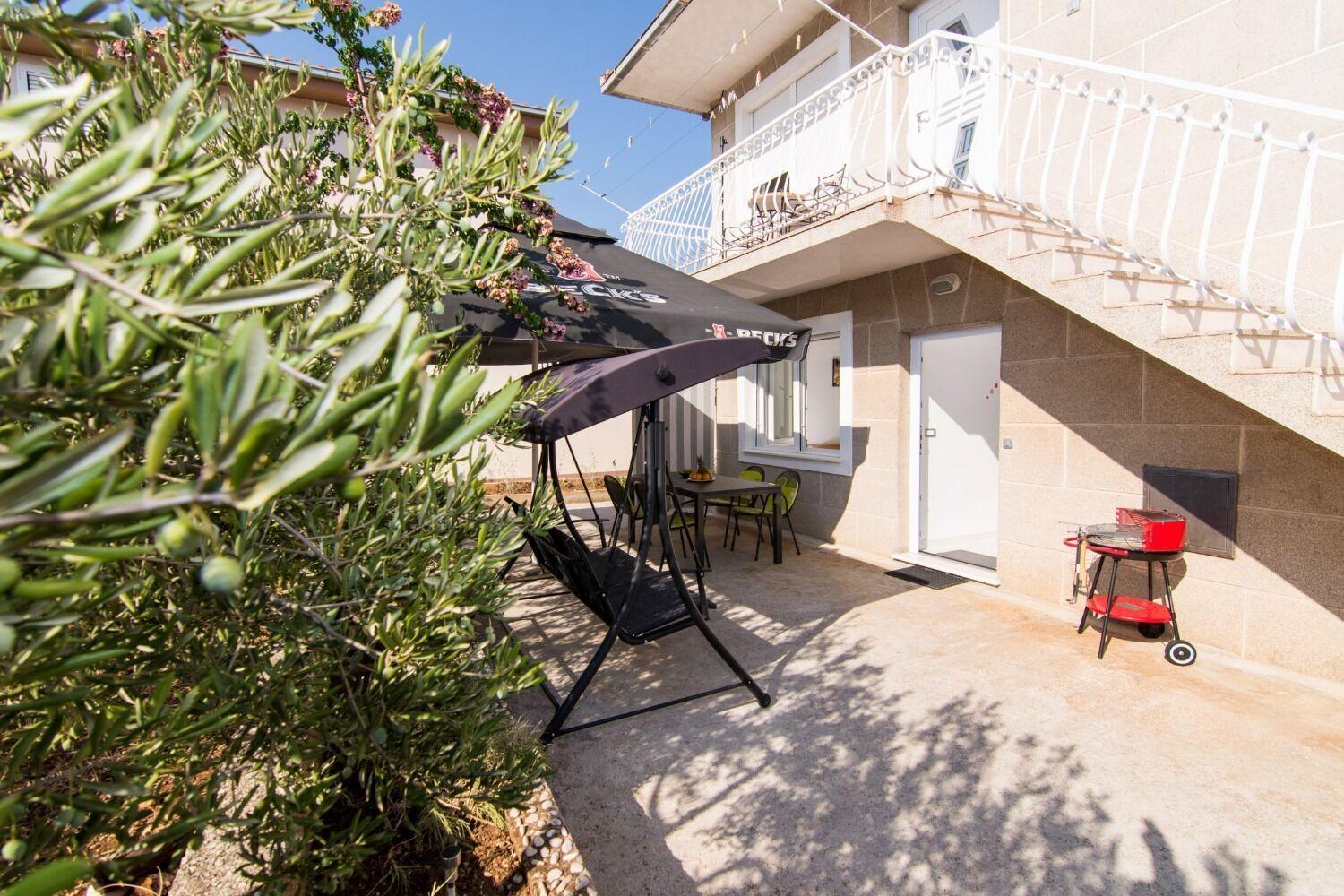 Apartments Ivica - Garden Terrace Слатине Экстерьер фото