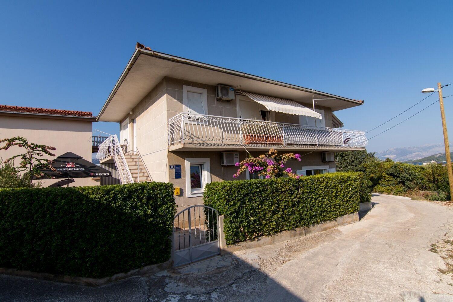 Apartments Ivica - Garden Terrace Слатине Экстерьер фото